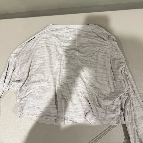 Lululemon White Patterned Women's Top - Picture 2 of 2